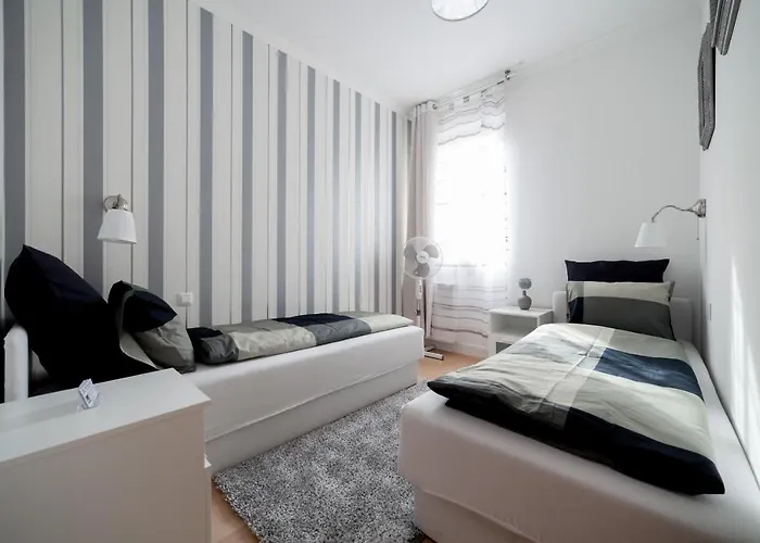 Gde Hollo Budapest