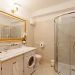 Gde Hollo Budapest